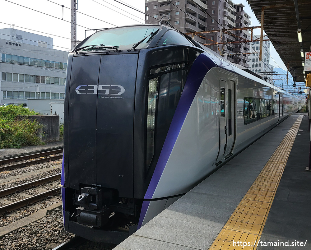 甲府駅に入線する特急かいじ、あずさ、富士回遊(E353系)